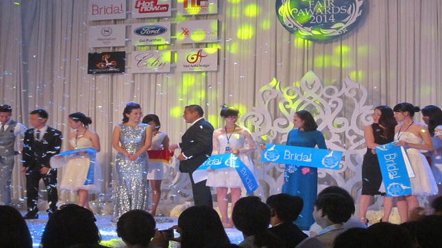  Ra mắt áo cưới kỷ lục Việt Nam	